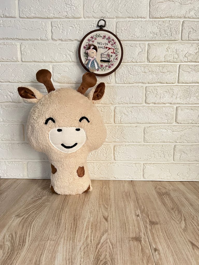 کوسن زرافه با پارچه تدی