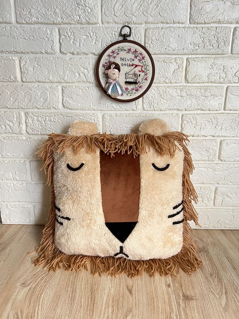 کوسن شیر عروسکی با پارچه تدی