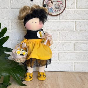 عروسک روسی دختر با لباس زنبوری