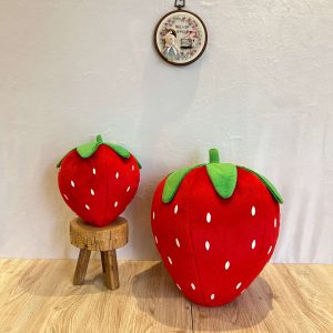 کوسن فانتزی طرح توت‌فرنگی